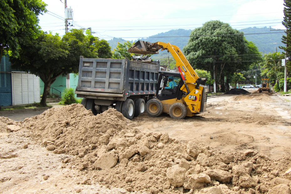 avanza-renovacion-de-calles-en-colonia-quezaltepec